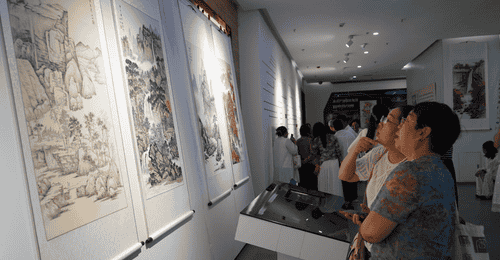河北曲阳国画展开放到9月30日 亲子观众驻足赏画还能参与作品捐赠