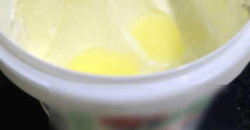 喝酸奶时怕遇黄水？这几个日常小技巧帮你避免酸奶出水还能安心喝