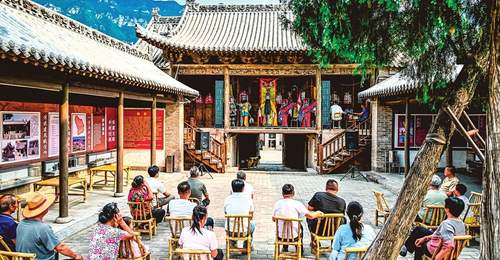 7月30日平顺县东庄村戏台好戏连台 游客村民围坐共赏“戏曲+文旅”乡村盛宴