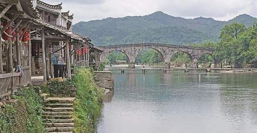 跟着游客游新疆 从丝路古迹速写、光影沉浸体验到千年文化触手可及