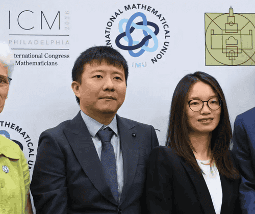 2026菲尔兹奖颁奖现场 邓煜王虹分享获奖心声 中国籍数学家首次摘得这一荣誉相关历程同步呈现