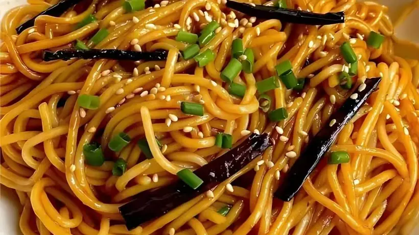 葱香浓郁超入味!教你做比面馆还香的葱油拌面