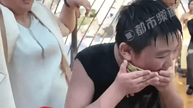 景区免费吃西瓜,小男孩3秒吃完!夏天吃瓜有讲究,这些情况不能随便吃