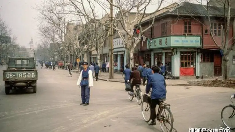老照片:1978年的上海,烟火气浓重物资相对匮乏,精神面貌昂扬的过渡期