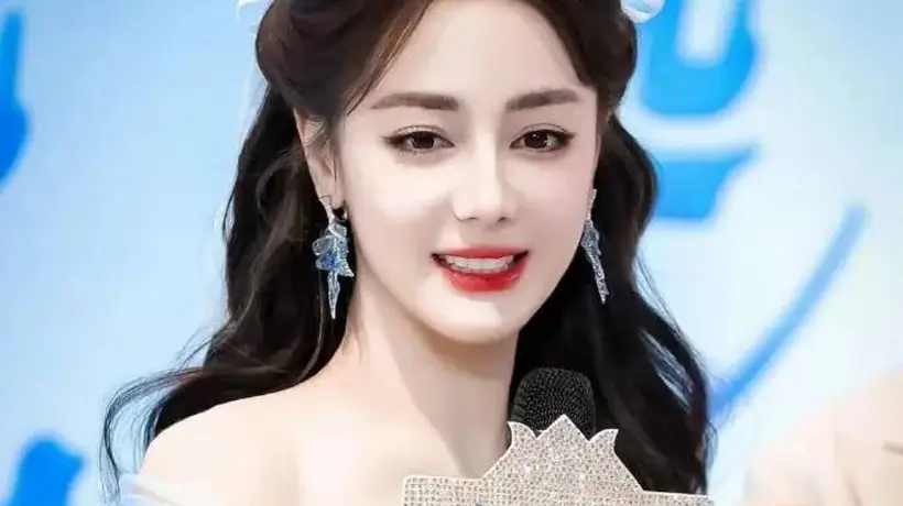 迪丽热巴深V开到腰了狂捂胸口!网友:为美为性感真难堪