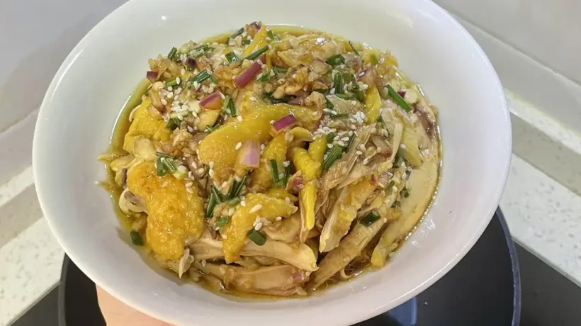 葱香入骨,手撕生香。一盘葱油手撕鸡的家常温柔