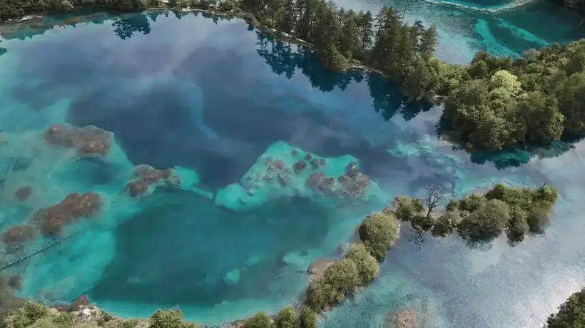九寨沟湖水靠染色才呈现蓝色?官方辟谣
