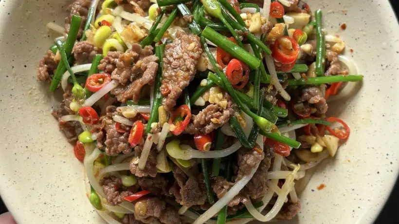 竟如此简单!家常菜王炸组合:豆芽炒牛肉的脆嫩秘诀