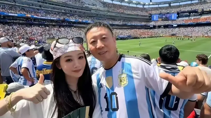世界杯决赛现场星光熠熠：杨紫谷爱凌同框，林俊杰七七挽手观赛