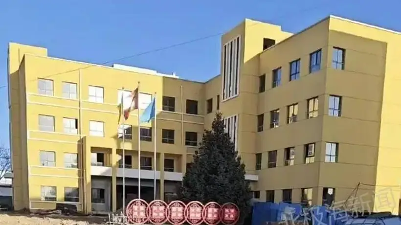 甘肃945万教学楼空置6年 对面老屋苦撑