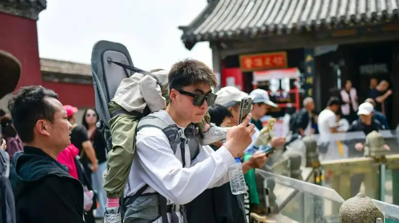 登泰山遇上“带爬服务” 公主抱牵手竟成明码标价的项目 游客参与式登山体验该如何划清边界