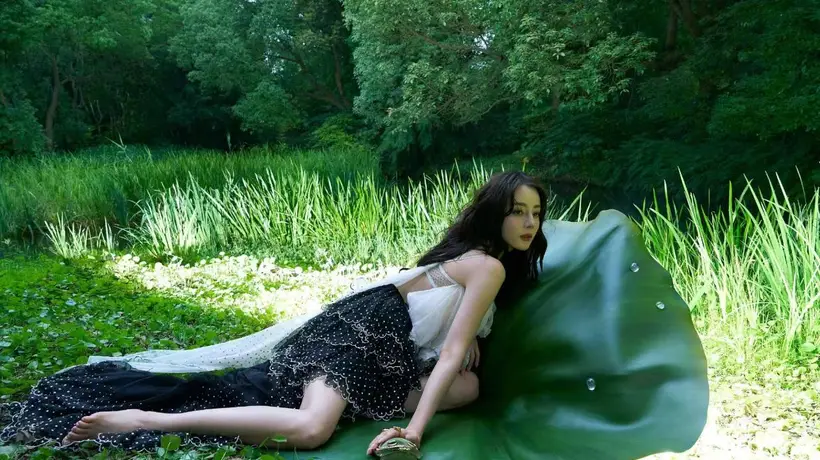 迪丽热巴登《VOGUE》2026八月刊双封 自然灵感造型引众人热议
