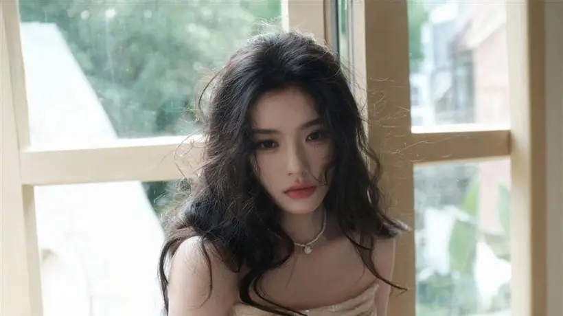 太古里随手拍的林允状态引网友热议 松弛感穿搭戳中审美痛点引众人共鸣