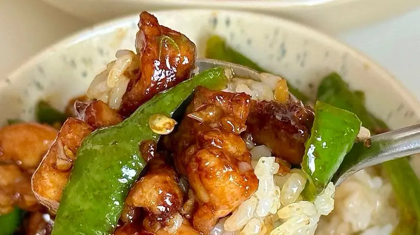 炒出焦香嫩滑的鸡腿肉 跟着做青椒小炒鸡配出满满一碗满足感