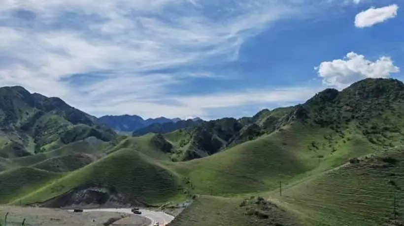 到伊犁逛草原!赛里木湖晨唤羊群那拉提骑马 参与篝火骑薰衣草 详细行程吃住玩全安排