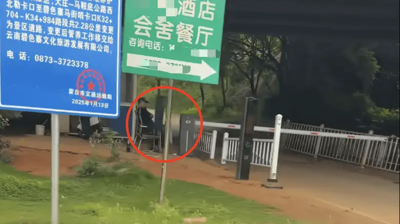 云南蒙自碧色寨因《芳华》取景游客火爆 景区实行交通管制接驳车收费引游客体验讨论