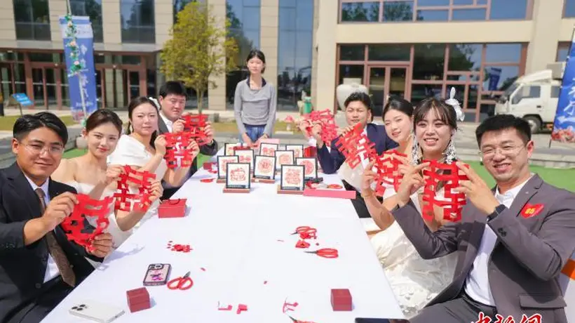 山东荣成举办集体婚礼 新人共剪“喜”字定格浪漫