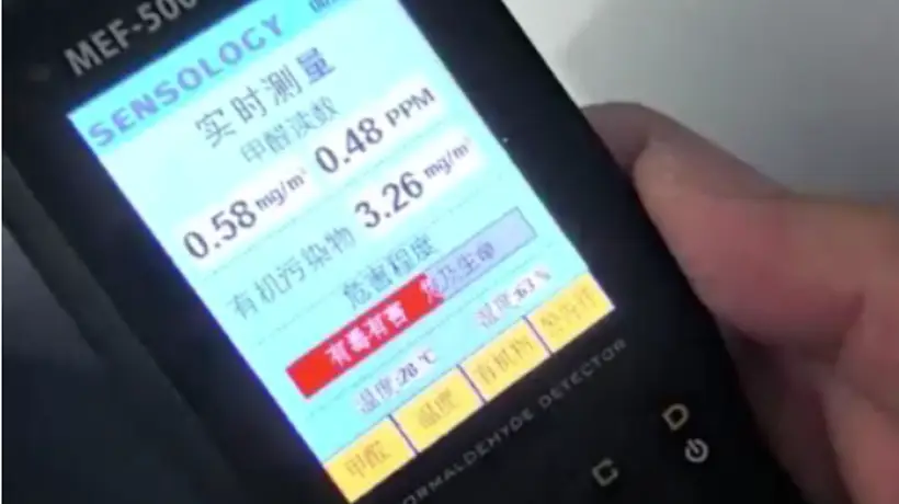 男子买问界M5两年一直闻到车内异味,门店两次检测甲醛超标,厂家赛力斯取样显示合格;重庆市监局回应:当年根本未抽检同批次车辆