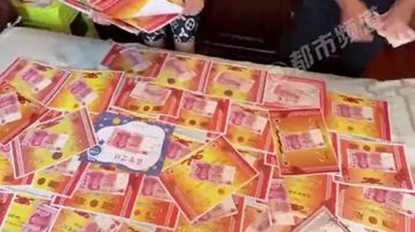 小学毕业即“财务自由”!女孩小学6年获200多张奖状,爷爷一张奖状100元,当场兑换2万元