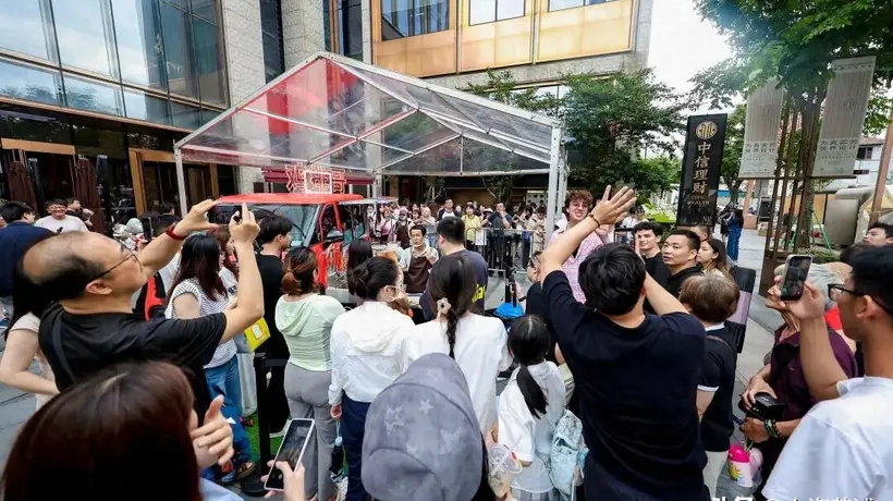 “鸡排哥”来外滩了!现场排起几十米长队!鸡排还是6元一份,更有限定款造型