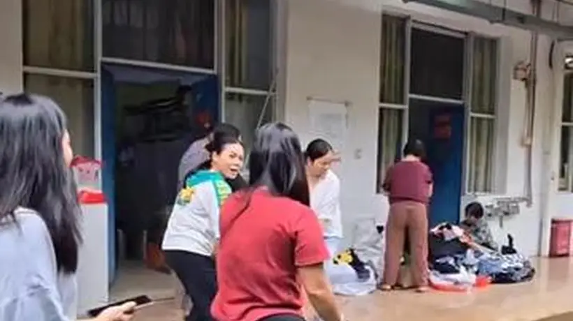 校长家也被淹了,但他先安顿了150个乡亲