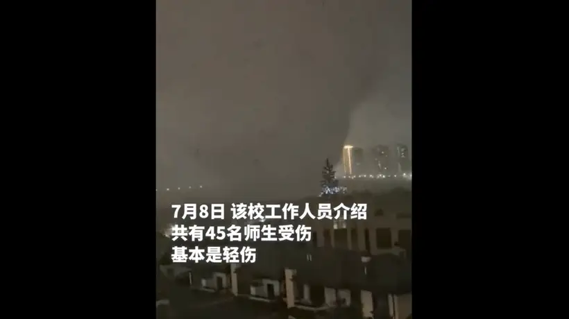 龙卷风过境后的黄冈师范学院:45名师生受伤入院,大部分人已出院,17人还在医院继续治疗,校方:全员生产自救已启动,确保9月开学