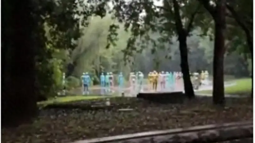 上海一景区矗立48个人形玻璃雕像,游客称有点吓人,景区回应