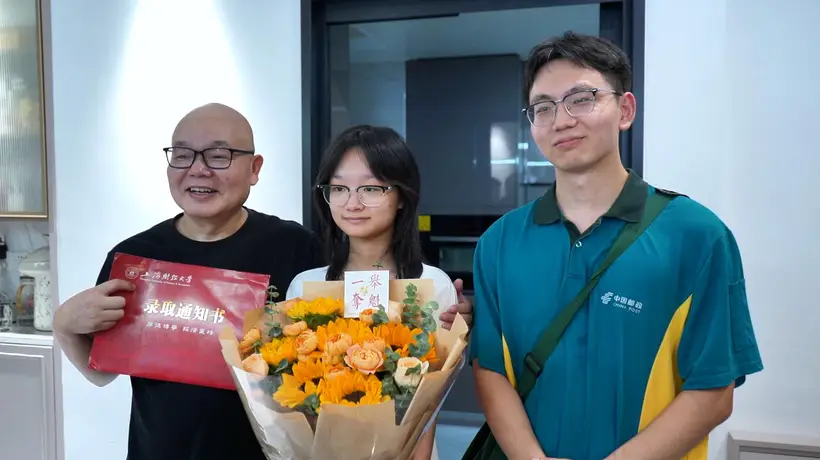 拿到武汉首封大学录取通知书,“淡定学霸姐”现场支招:上课别睡觉,多听听课,多做做作业