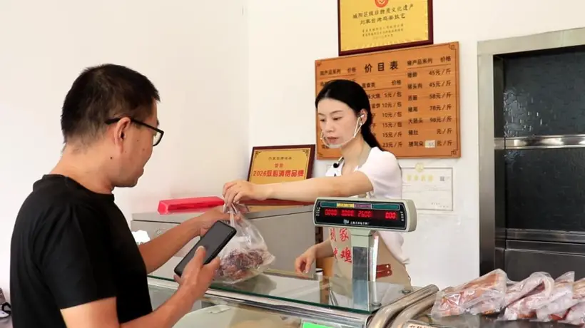 从世界500强到熏炉旁,海归姑娘接棒非遗烤鸡架