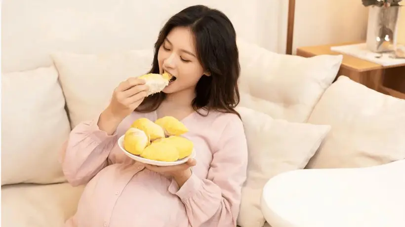广西孕妇狂吃榴莲,产房生下儿子时,在场所有医生惊呆了,妈妈也愣了……