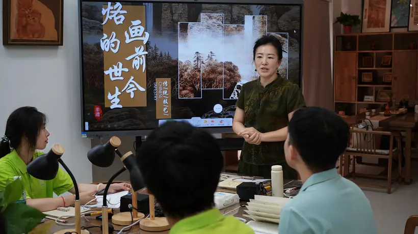 重庆电力高专:AR赋能非遗烙画,青春薪火焕新生