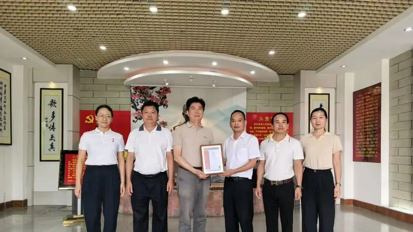 非遗微雕《七律·李坚真》方寸间寄情义 赠予丰顺坚真纪念馆
