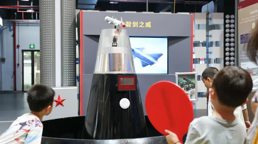 二孩家庭暑假“时空折叠术”:大宝专心二宝玩耍和谐相处