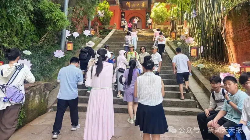 乐山景区降温大动作：近5000斤免费冰+200余台设备 游客直呼游玩体验拉满