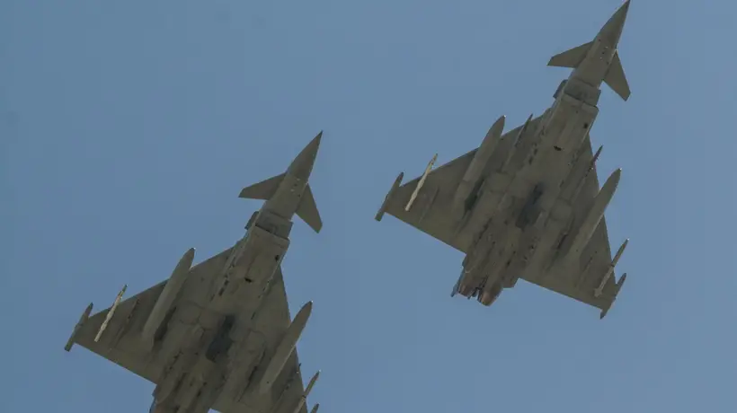 两架“台风”战机紧急升空拦截民航客机 英国观众近距离见证全程平安着陆