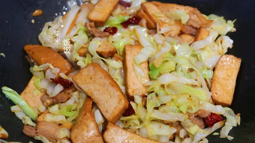 香干包菜大火快炒，脆嫩鲜香超下饭 厨房新手也能做出家常美味