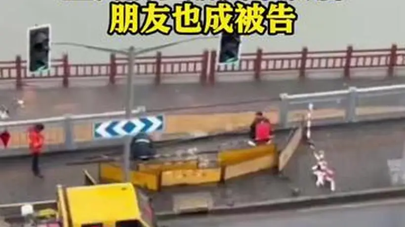 朋友家酒局后驾车坠河酿悲剧 多元主体责任划分引关注