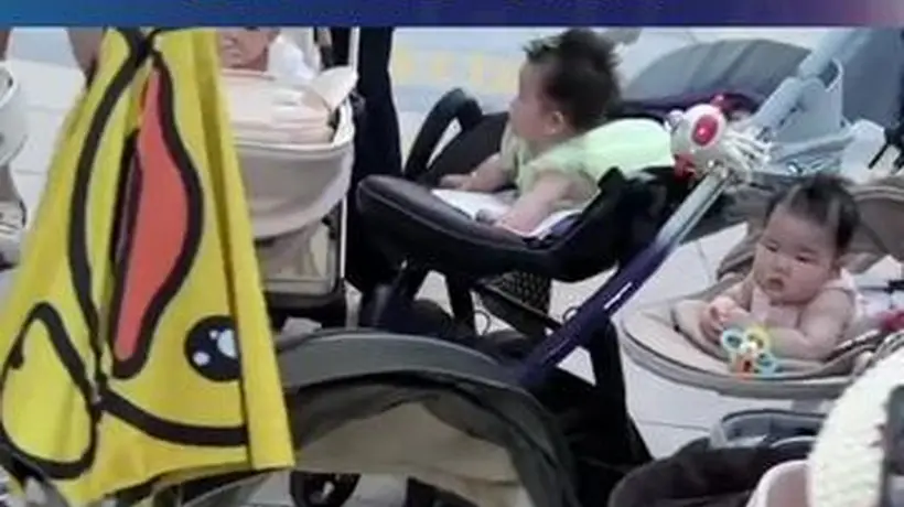 上海这群小宝宝趴地练抬头，婴儿车围出圈成“婴语角”，模样软萌惹人爱