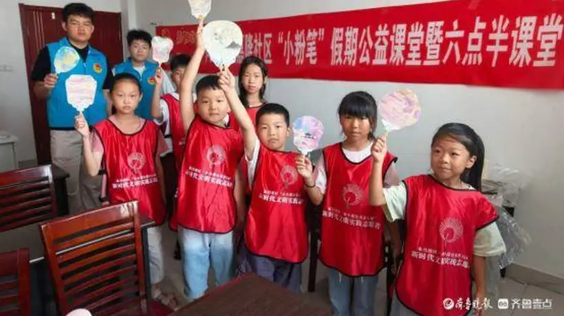 嘉隆社区小粉笔公益课堂邀你解锁非遗漆扇 青鸟志愿者带孩子玩转暑期实践
