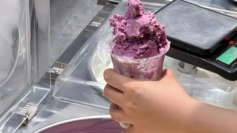 看店员零下40℃铁板炒出鲜果牛乳卷 茶饮门店多元活动拉满坪效引客流