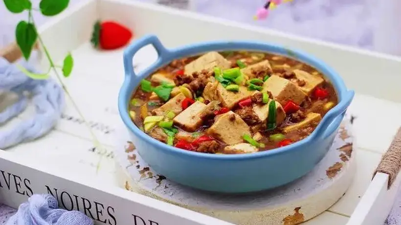 每日学做经典家常菜 肉末豆腐鲜香下饭引众街坊参与试做