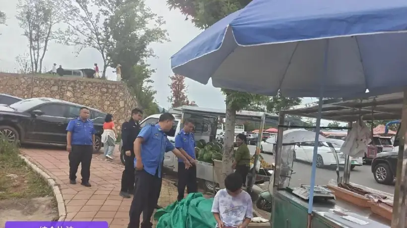 盘州城管协同乌蒙大草原暑期游客 用柔性整治守畅美景区