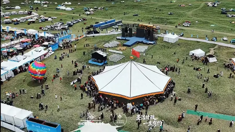 越西火把节点燃田间狂欢 银发族凉城旅居享多元暑期体验