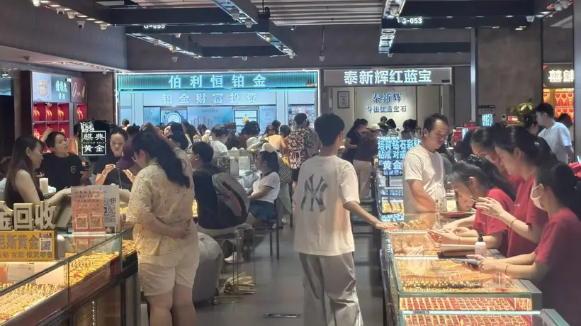 深圳水贝黄金热销现场 年轻人逛店挑轻克重饰品 消费者紧盯金价上涨