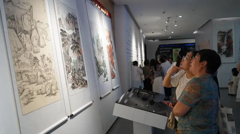 河北曲阳国画展开放到9月30日 亲子观众驻足赏画还能参与作品捐赠