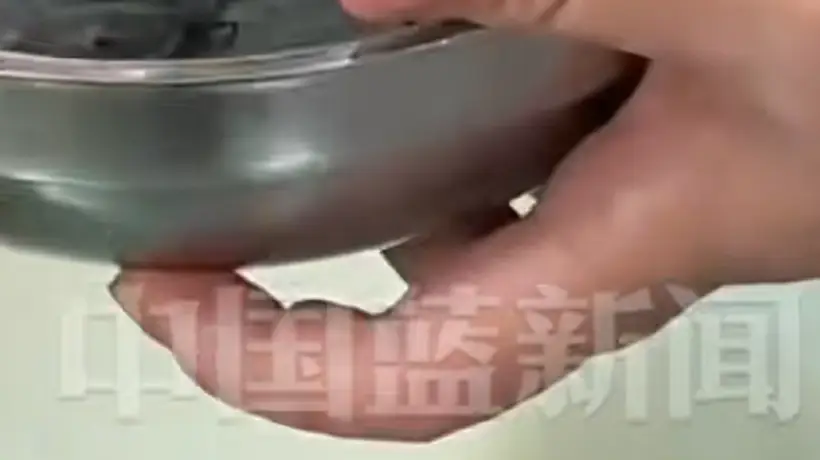 吃深色蛋糕染黑嘴？网友聊出不同体验，烘焙师和专家拆网红蛋糕真相