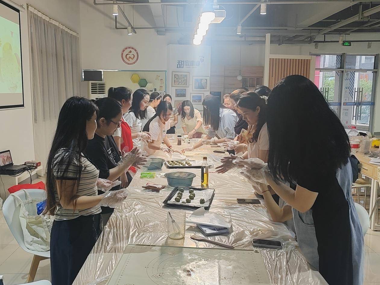 下班后的“烟火气”：沌口青年夜校手作甜品，为职场生活加点“甜”