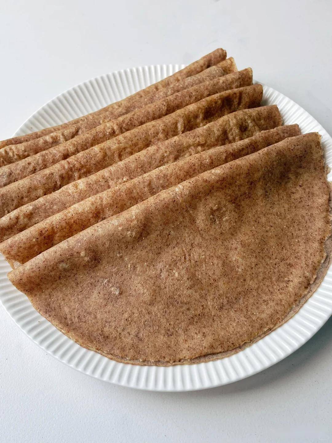 全麦煎饼配腌蒜苔：传统农家吃法，主食配菜脆香又适口