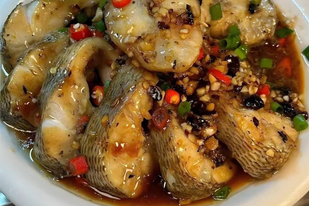 蒜香豆豉蒸豉蒸鲈鱼：豉香钻进每一丝鱼肉，嫩到筷子夹不住！