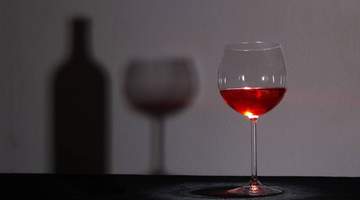 别再说女生只适合甜酒了：葡萄酒里最常见的口味偏见